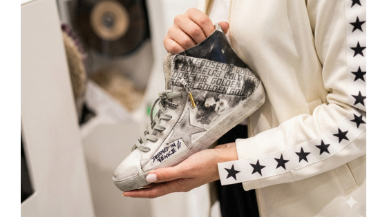Почему Golden Goose делают кеды «грязными»: философия imperfect luxury и тренд 2026